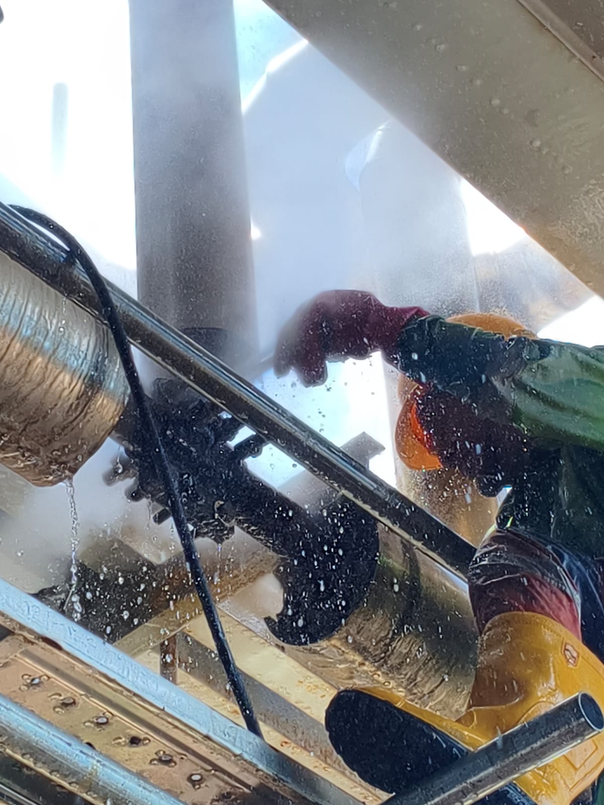 PT Hengki Citra Tehnik Melaksanakan Pekerjaan Online Leak Sealing di PLTU Teluk Sirih